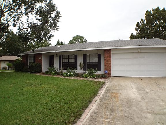 2nd image of 122 E Cottesmore Cir