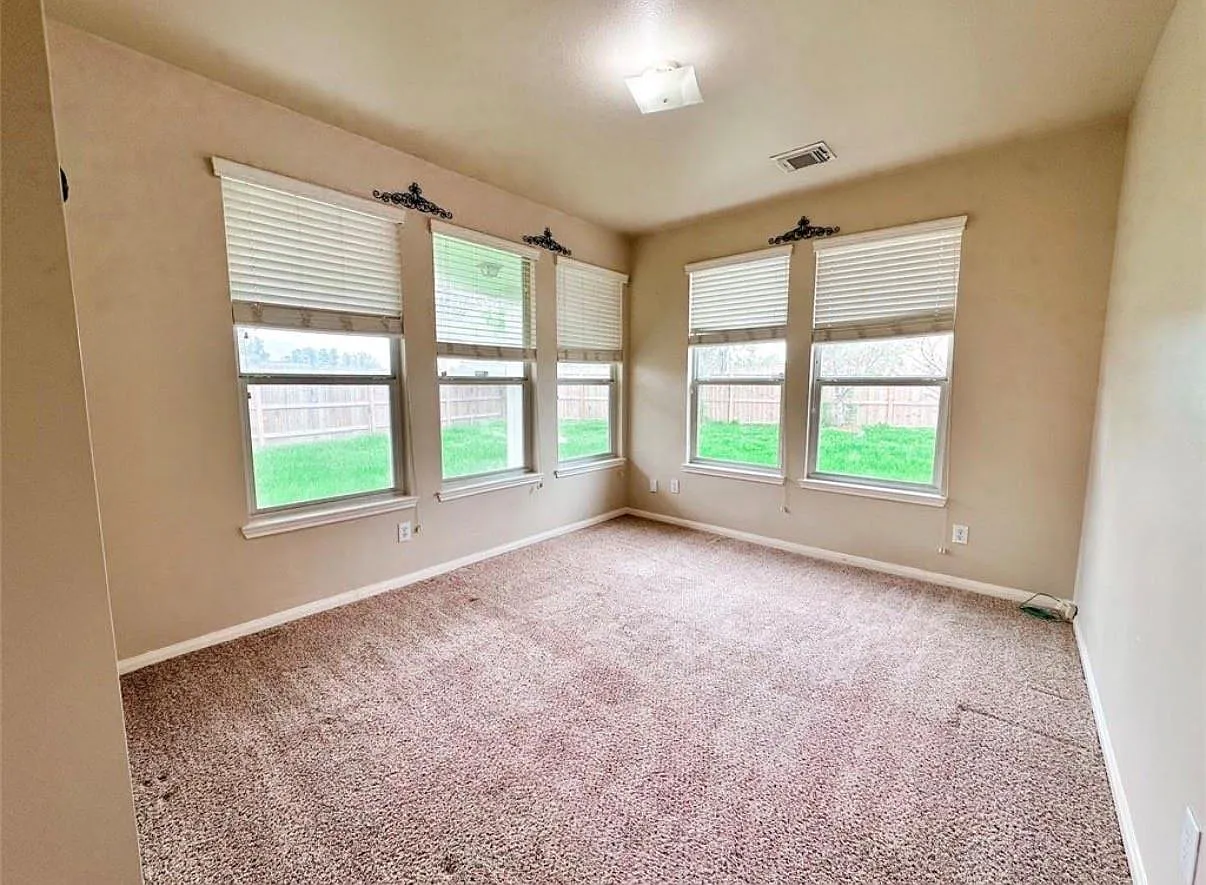 4 bed, 2.0 bath, 1838 sqft, $2,100 — Photo 2