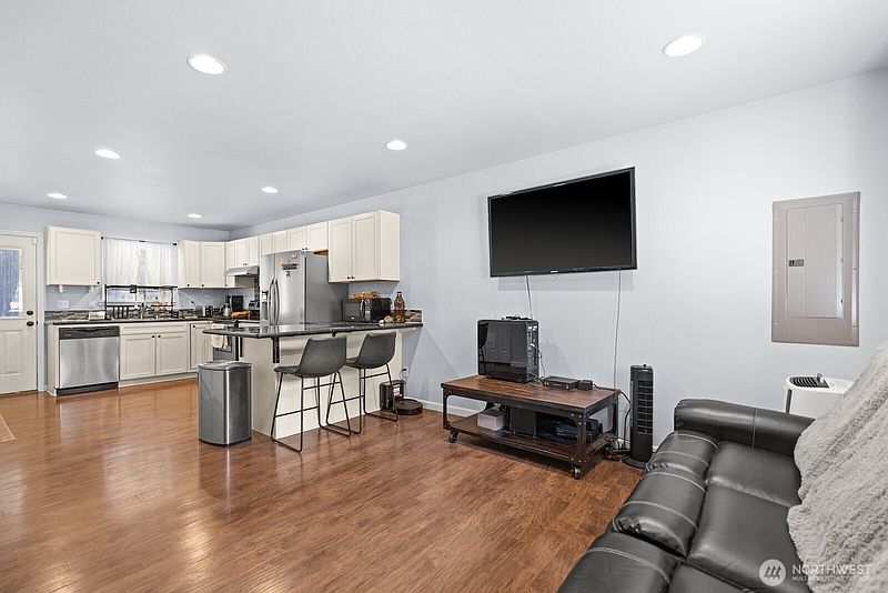 3rd image of 100 NE Galley Way
