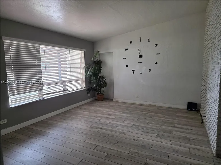 621 SW 64th Way — Photo 2
