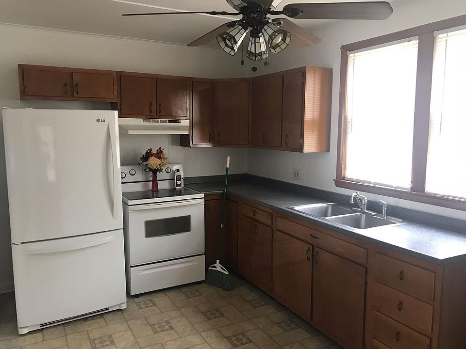 Kitchen is clean and has great appliances.
