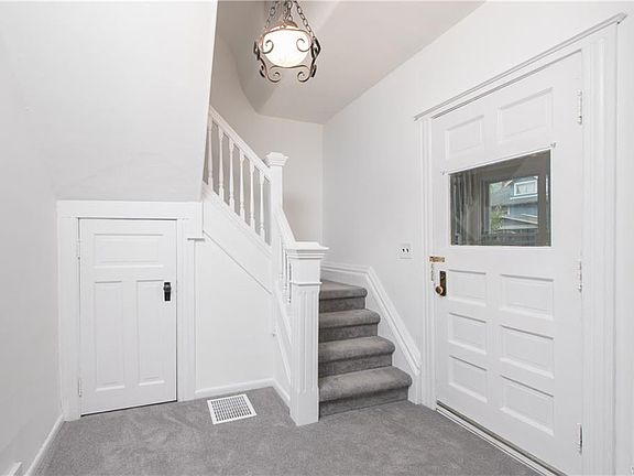 5th image of 40 W Hazeltine Ave