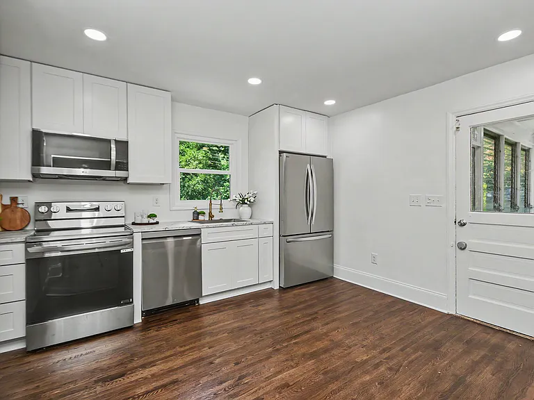 2200 Eastway Dr — Photo 7