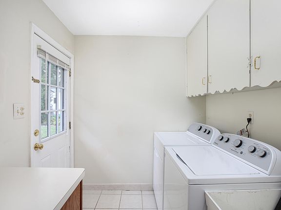 5th image of 15875 Maxwell Ave