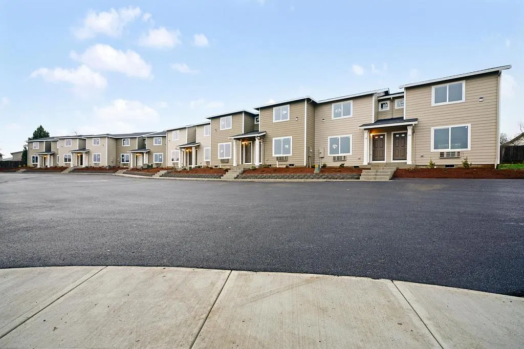 352 NE Evergreen Ct, Unit #11 — Photo 3