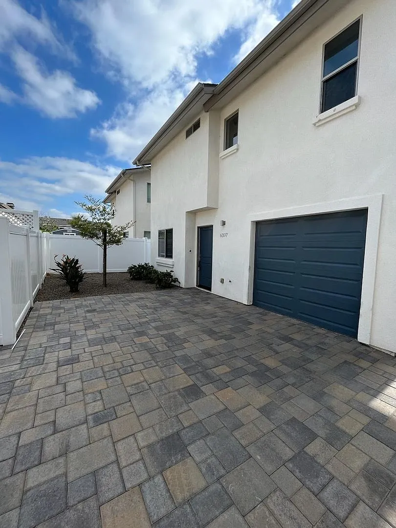 3 bed, 1075 sqft, $3,795 — Photo 2