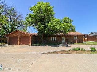 1021 NE 1st St, Earth, TX 79031