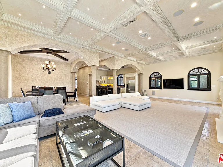 458 N Flores St — Photo 8