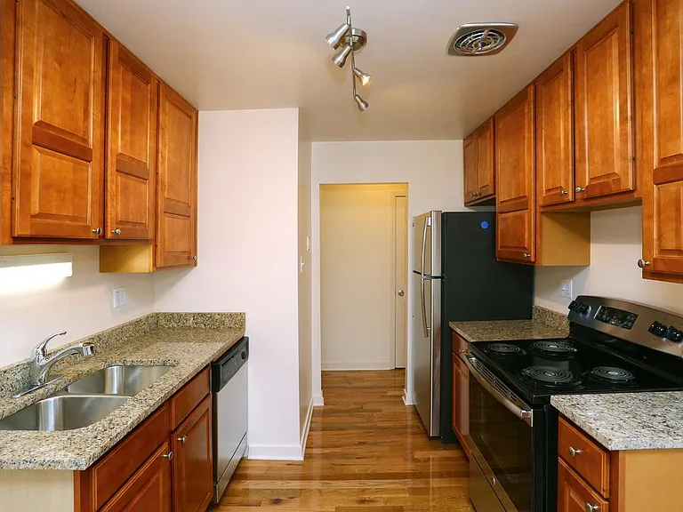 Emerald Court Apartments — Photo 29