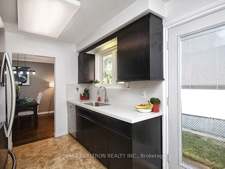 1 Sunderland Cres — Photo 10