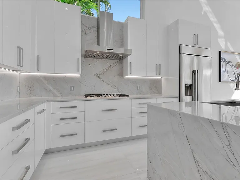 4088 NW Briarcliff Cir — Photo 3