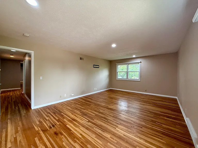 9325 Pauline St — Photo 34