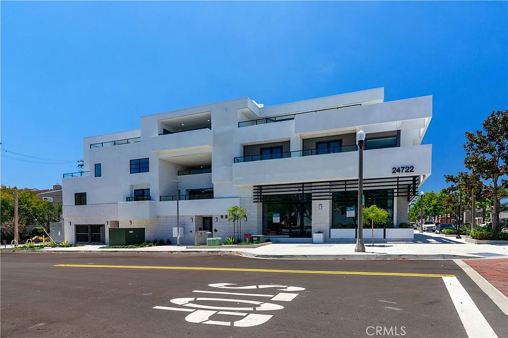 2 bed, 1418 sqft, $9,100 — Photo 1