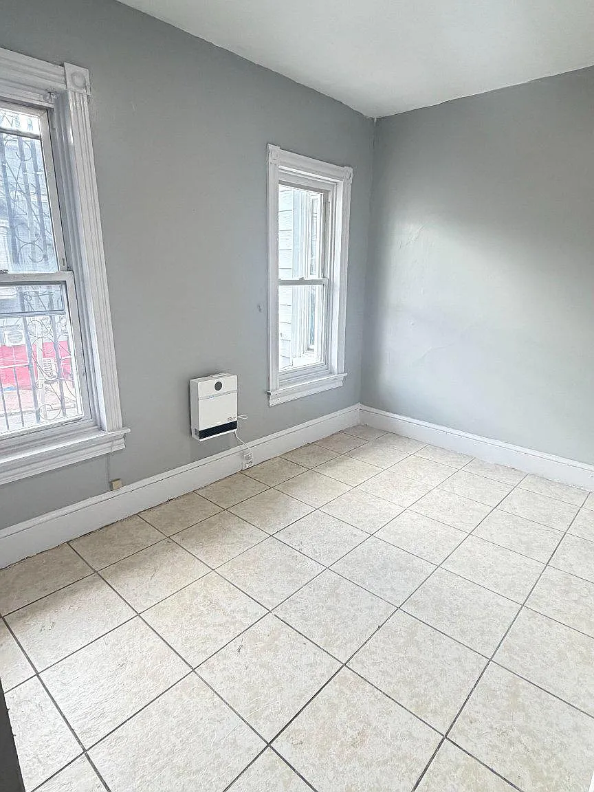 4 bed, 1.0 bath, 1200 sqft, $1,600 — Photo 4