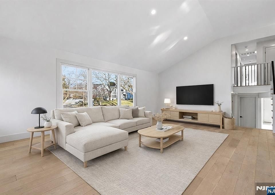 1st image of 442 Ellis Pl