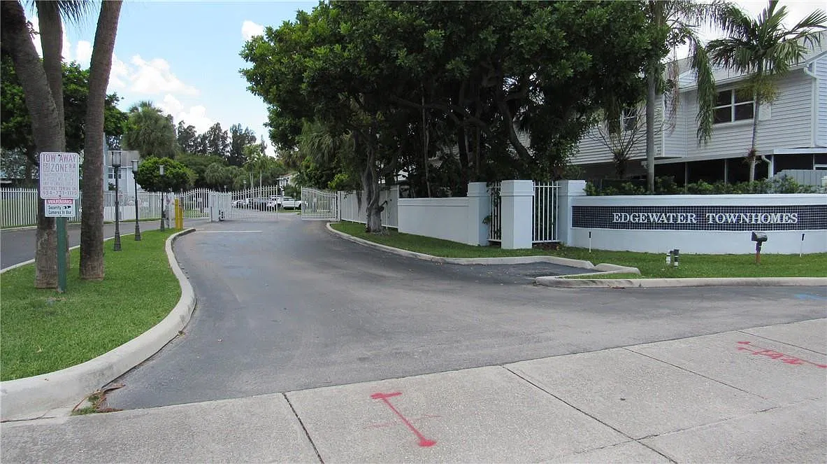 1 bed, 1.5 bath, 977 sqft, $1,650 — Photo 1
