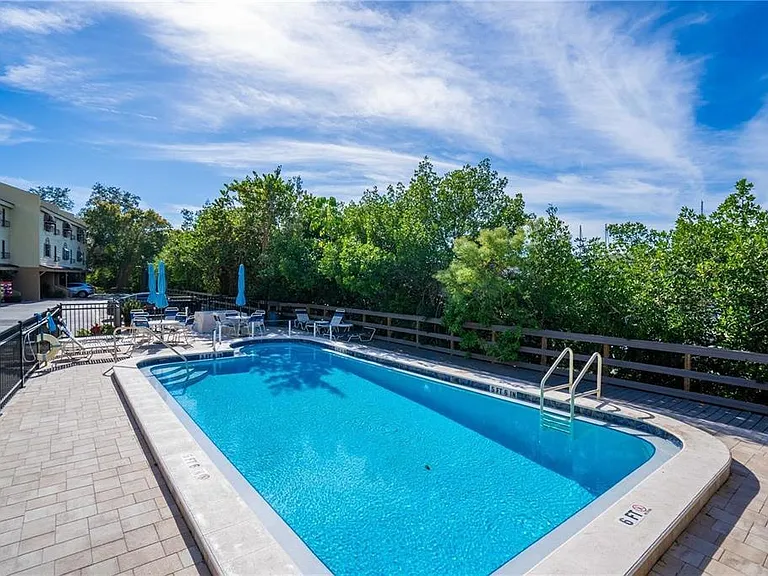 1750 Harbor Pl S #104 — Photo 3