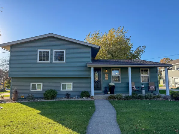 407 Park Ave, Strawberry Point, IA 52076