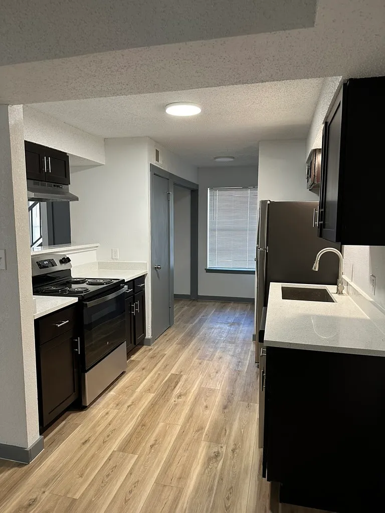 Spacious 2-Bedroom Apartment with Loft in Tulsa's Prime Location — Photo 4