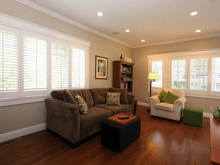 2050 Brewster Ave — Photo 15
