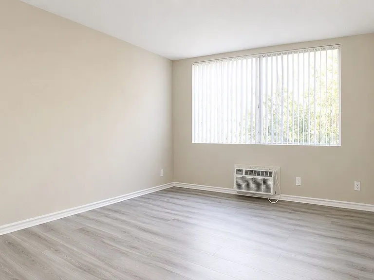 Reseda Gardens Apartments — Photo 19