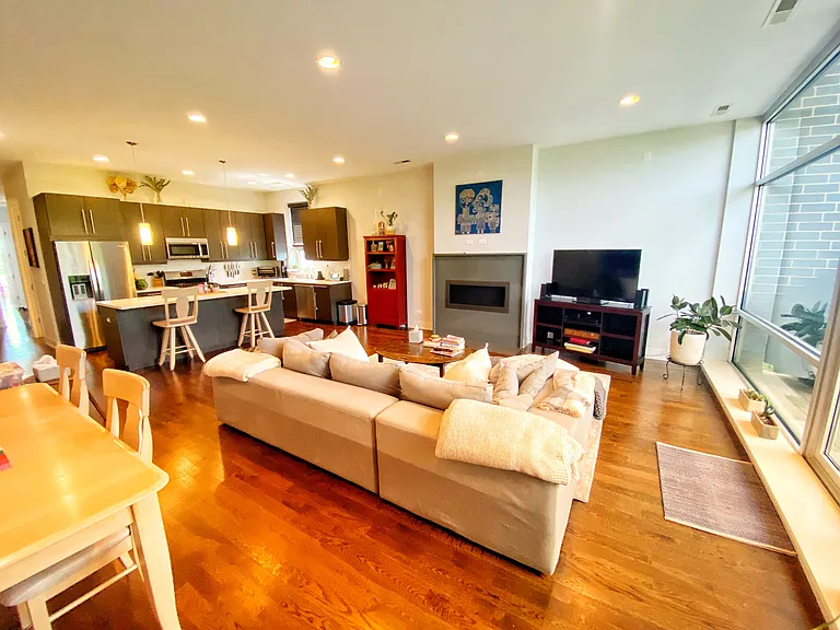 1935 N California Ave #4N — Photo 8