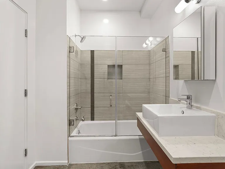 Echo Designer Loft Apartments — Photo 21