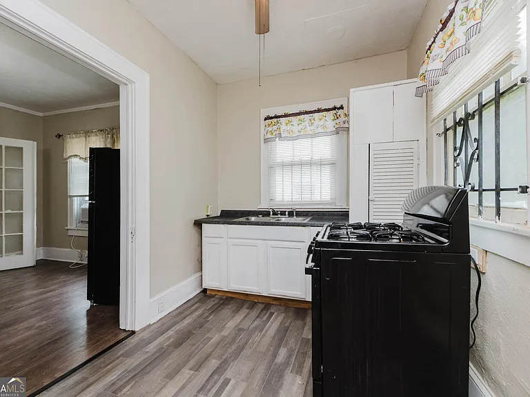 672 Bowden St — Photo 11
