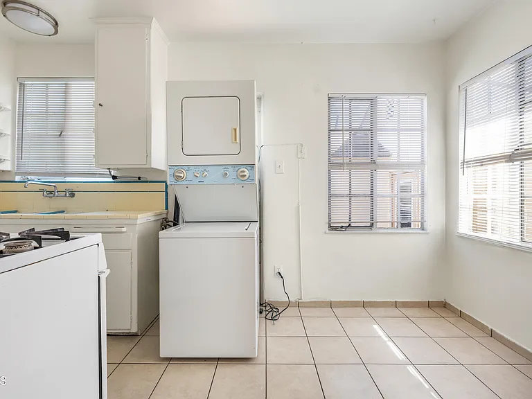 412 Pioneer Dr — Photo 5