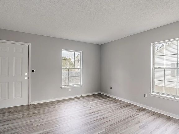 2nd image of 915 Texas St