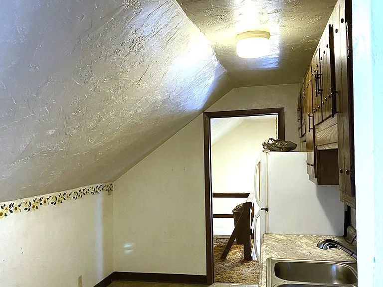 257 W 8th St #5 — Photo 5