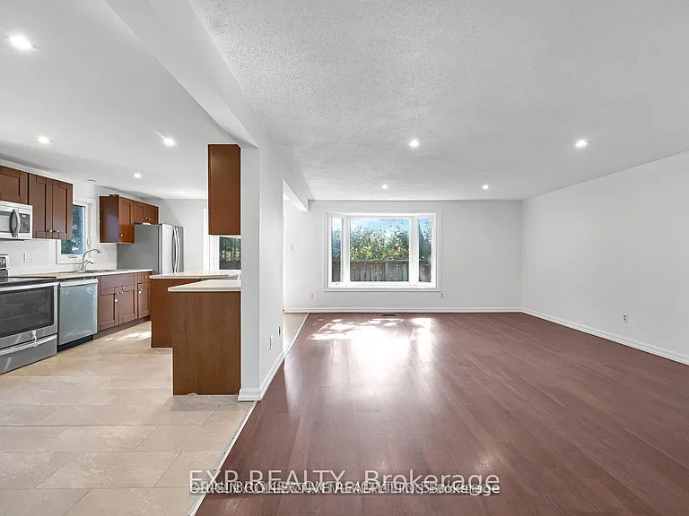 63 Wheatfield Cres — Photo 2