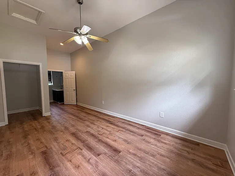 11921 Woodland Ave #B — Photo 9