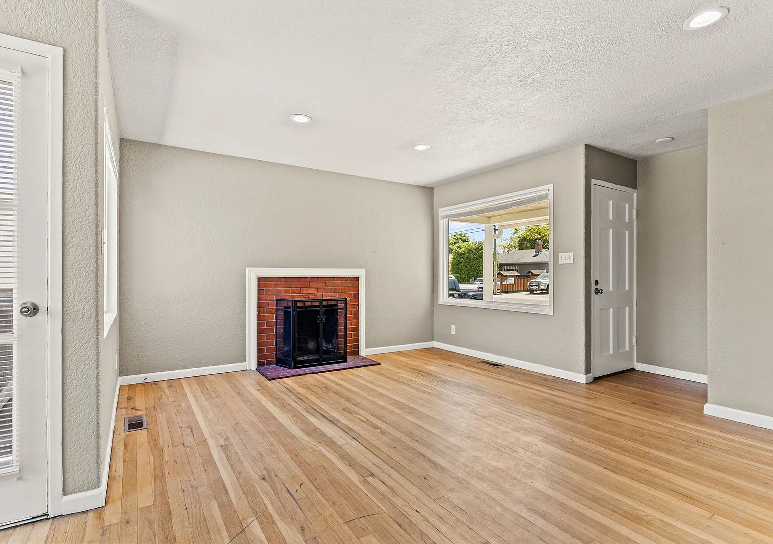 San Lorenzo Home w/ Hardwood, Central Heating & Modern Updates — Photo 4