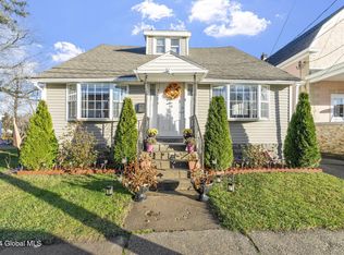 1076 Dean St, Niskayuna, NY 12309