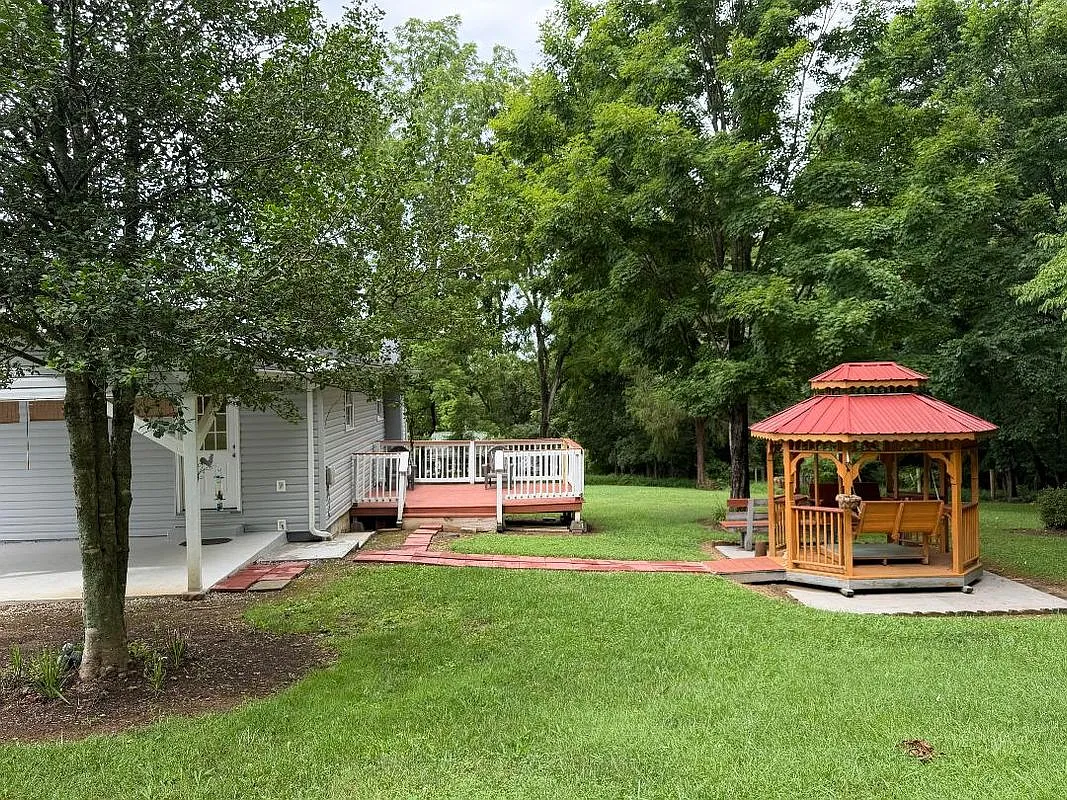 3 bed, 1.0 bath, 1080 sqft, $1,750 — Photo 2