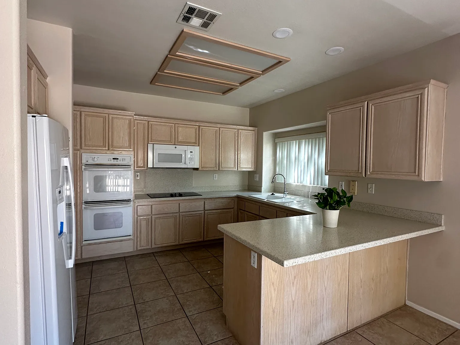3 bed, 2025 sqft, $3,600 — Photo 4