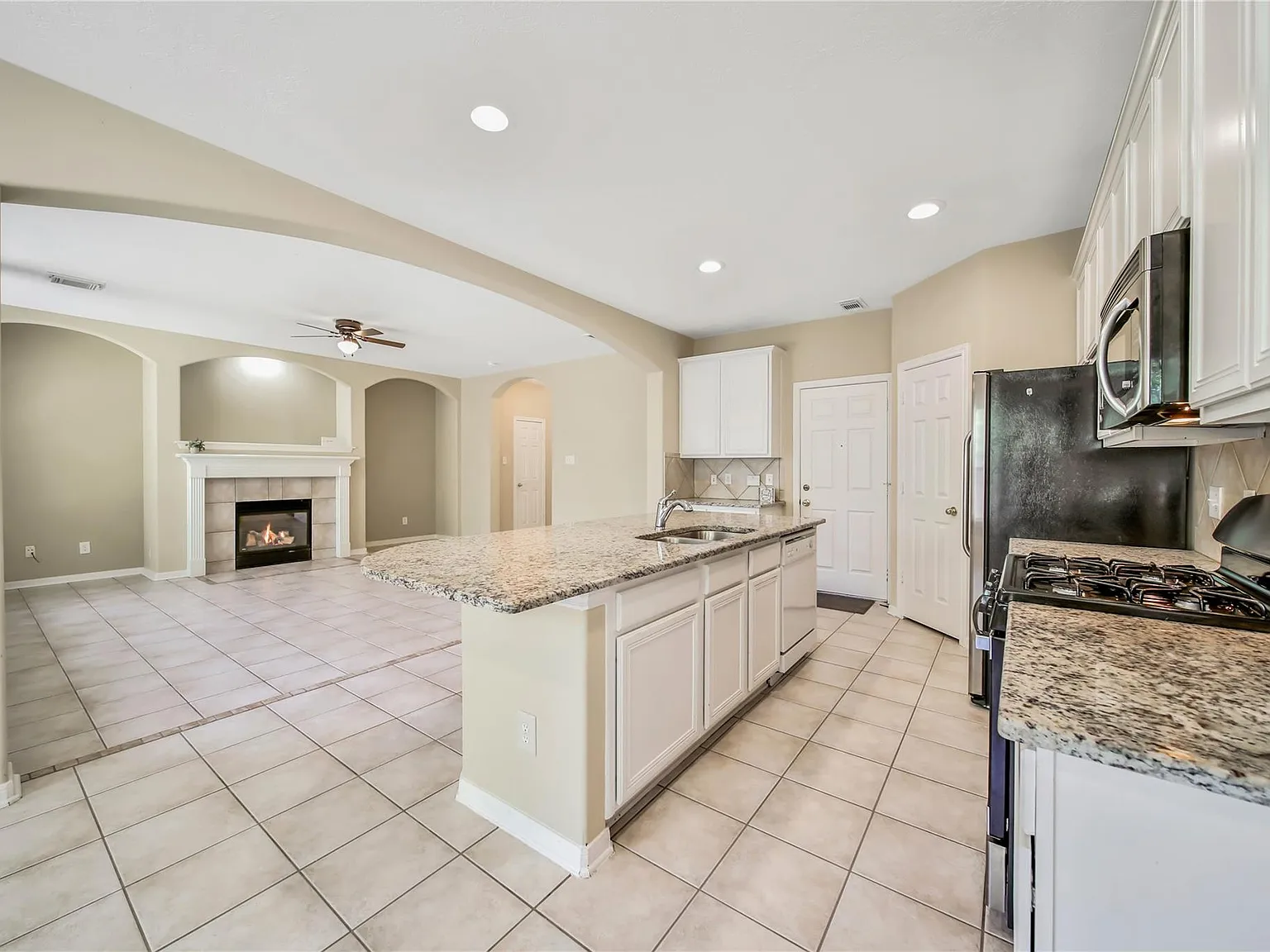 3 bed, 2.5 bath, 2020 sqft, $1,995 — Photo 2