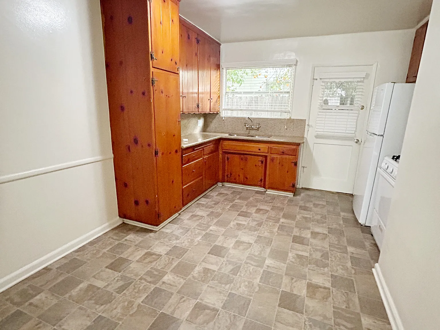 2 bed, 900 sqft, $2,200 — Photo 3
