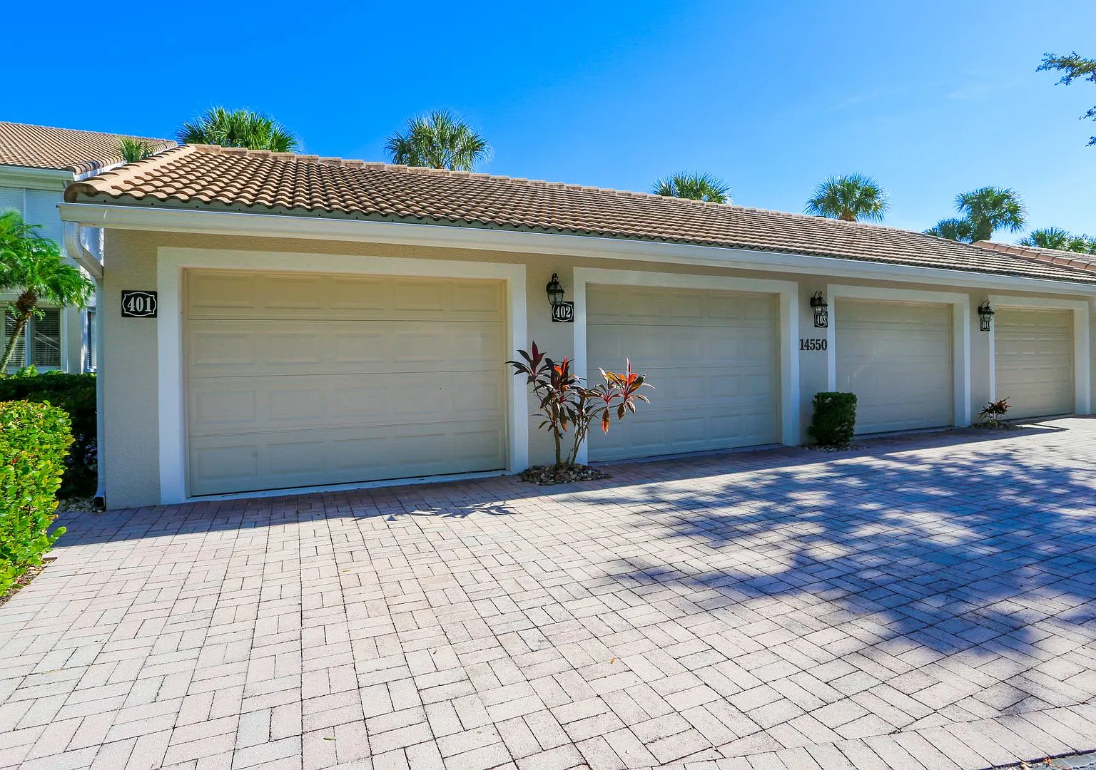 ** 3/2 Very Nice Townhouse Available For Season Or Annual Rental ** Falling Waters ** Naples — Photo 1