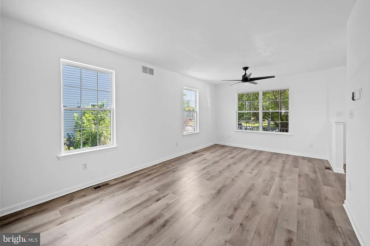 3 bed, 3.5 bath, 1350 sqft, $2,800 — Photo 3