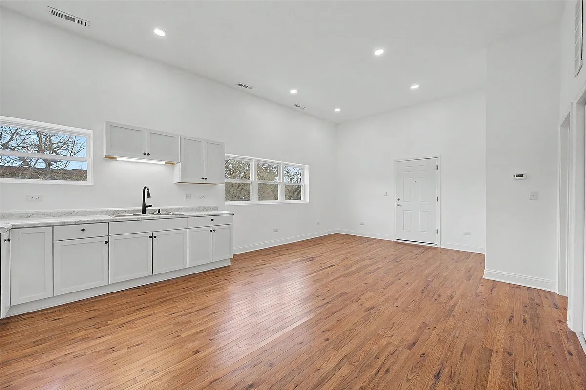 Building Photo - 7600 S Marquette Ave #1