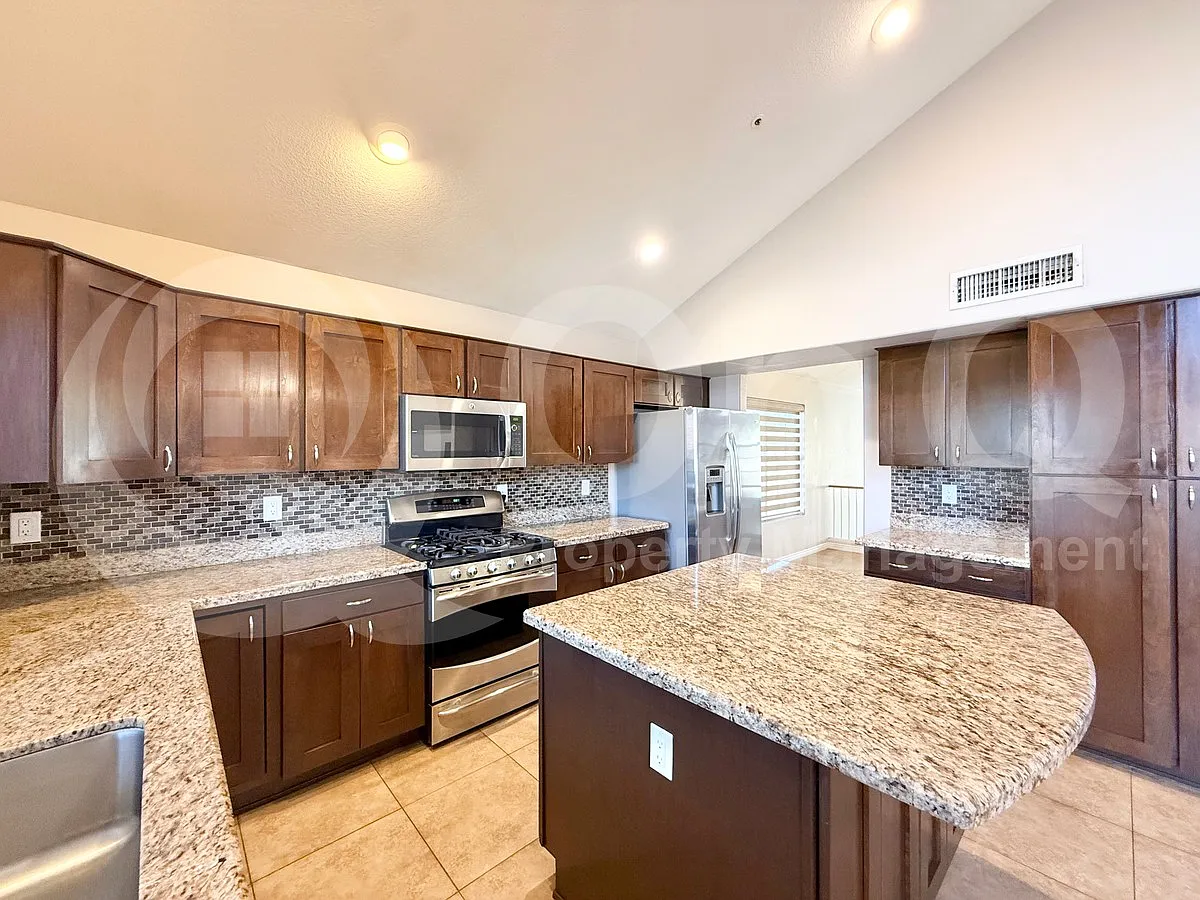 5 bed, 3.0 bath, 3175 sqft, $4,499 — Photo 4