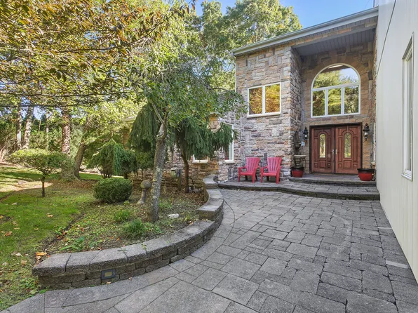 5 Nicole Ct, Eastport, NY 11941