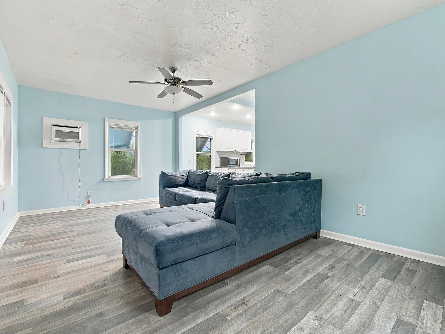 2 bed, 800 sqft, $2,050 — Photo 2