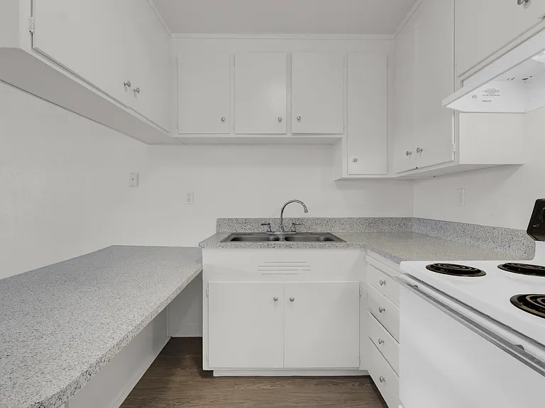 Carmichael Apartments — Photo 2
