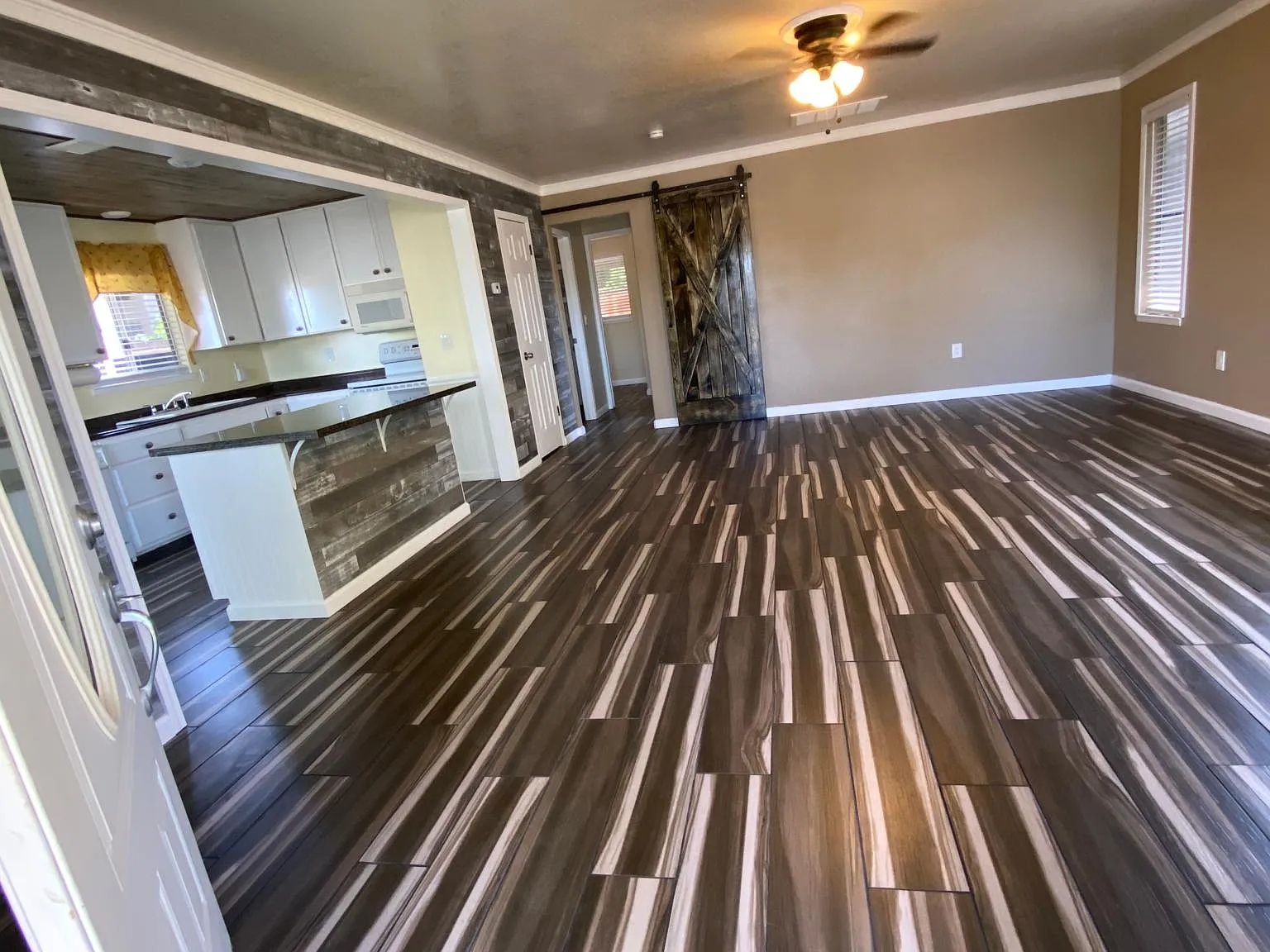 2 bed, 936 sqft, $2,000 — Photo 3