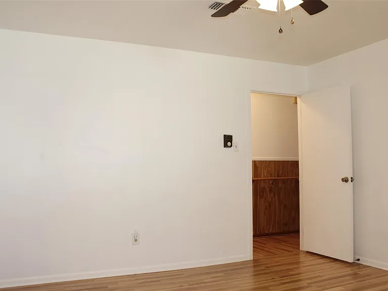 218 Smith St — Photo 23