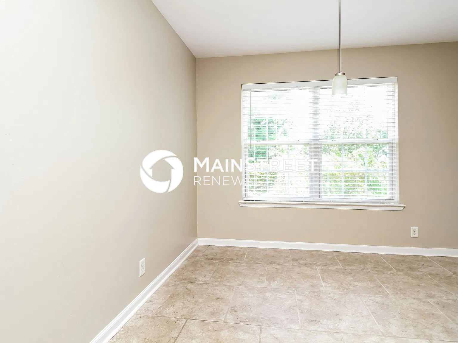 817 Winchester Close — Photo 4