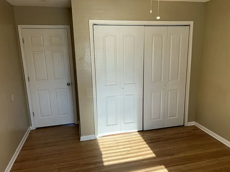 304 Oak St — Photo 13
